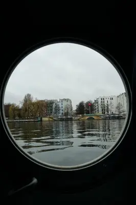 Blick auf einen Fluss in der Nähe des Hotels