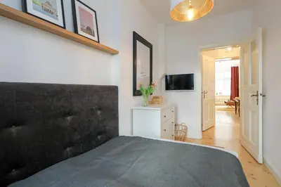 TV/Unterhaltungsangebot in der Unterkunft 4 Personen Altbau Apartment nahe Kurfürstendamm - Romeo & Julia