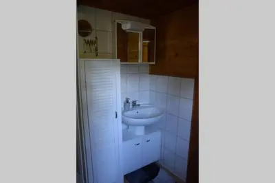 Ein Badezimmer in der Unterkunft Gemütliches Blockhaus, Waldblick, Nähe BER/SXF
