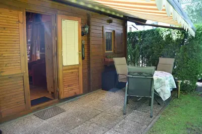 Ein Garten an der Unterkunft Gemütliches Blockhaus, Waldblick, Nähe BER/SXF