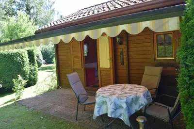 Ein Garten an der Unterkunft Gemütliches Blockhaus, Waldblick, Nähe BER/SXF