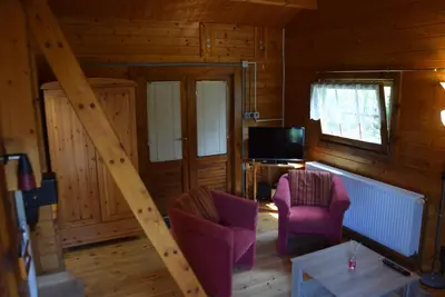 Ein Sitzbereich in der Unterkunft Gemütliches Blockhaus, Waldblick, Nähe BER/SXF