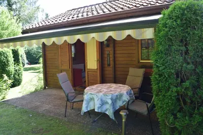 Ein Garten an der Unterkunft Gemütliches Blockhaus, Waldblick, Nähe BER/SXF