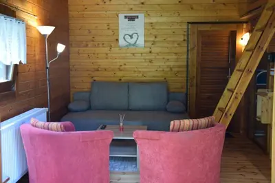 Ein Sitzbereich in der Unterkunft Gemütliches Blockhaus, Waldblick, Nähe BER/SXF