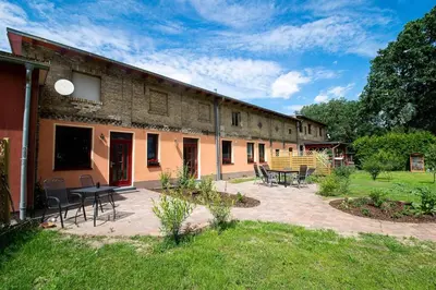 Das Gebäude in dem sich das Ferienhaus befindet