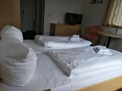 Ein Bett oder Betten in einem Zimmer der Unterkunft Hotel Zum Grünen Tor