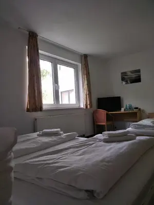 Ein Bett oder Betten in einem Zimmer der Unterkunft Hotel Zum Grünen Tor