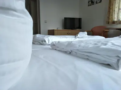Ein Bett oder Betten in einem Zimmer der Unterkunft Hotel Zum Grünen Tor