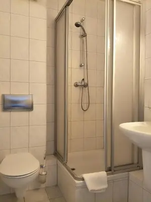 Ein Badezimmer in der Unterkunft Hotel Zum Grünen Tor