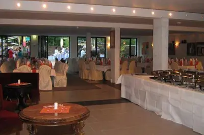 Ein Restaurant oder anderes Speiselokal in der Unterkunft Landhotel Gustav