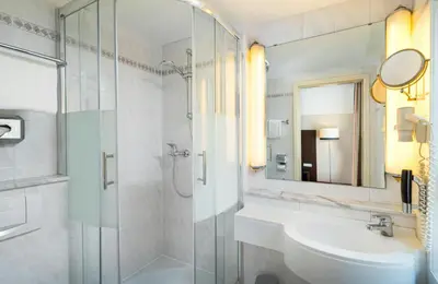 Ein Badezimmer in der Unterkunft Leonardo Hotel Berlin KU'DAMM