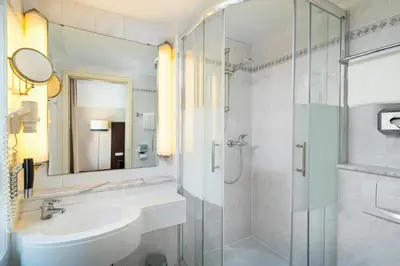 Ein Badezimmer in der Unterkunft Leonardo Hotel Berlin KU'DAMM