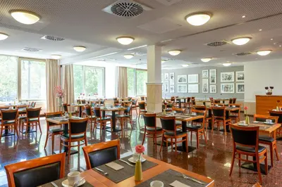 Ein Restaurant oder anderes Speiselokal in der Unterkunft Leonardo Hotel Berlin KU'DAMM