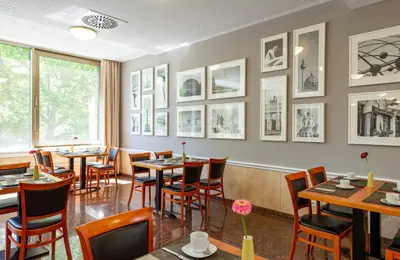 Ein Restaurant oder anderes Speiselokal in der Unterkunft Leonardo Hotel Berlin KU'DAMM