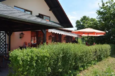 Ein Garten an der Unterkunft Bestwaner Hotel