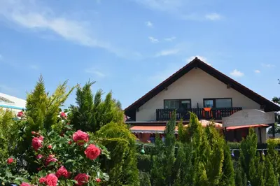 Ein Garten an der Unterkunft Bestwaner Hotel