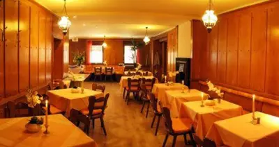 Ein Restaurant oder anderes Speiselokal in der Unterkunft Hotel 4 Hufen