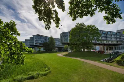 Ein Garten an der Unterkunft Kongresshotel Potsdam am Templiner See