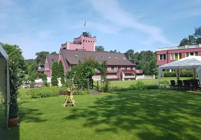 Ein Garten an der Unterkunft The Lakeside - Burghotel zu Strausberg