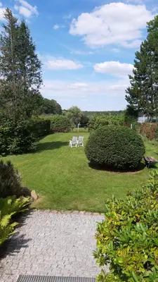 Ein Garten an der Unterkunft Haus am Zemminsee