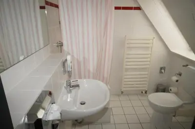 Ein Badezimmer in der Unterkunft Hotel Birkenwerder