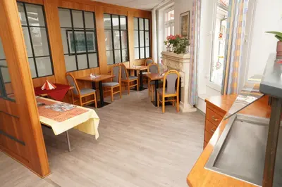 Ein Restaurant oder anderes Speiselokal in der Unterkunft Hotel Birkenwerder