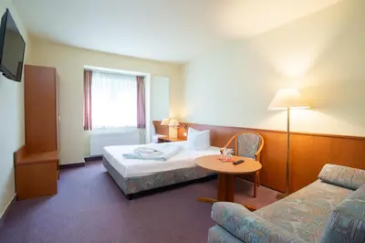Ein Bett oder Betten in einem Zimmer der Unterkunft Waldhotel Schöneiche -Self Check-In-
