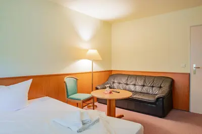 Ein Bett oder Betten in einem Zimmer der Unterkunft Waldhotel Schöneiche -Self Check-In-