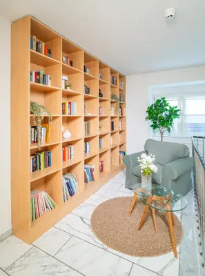 Die Bibliothek im Hotel