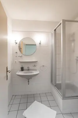 Ein Badezimmer in der Unterkunft Waldhotel Schöneiche -Self Check-In-
