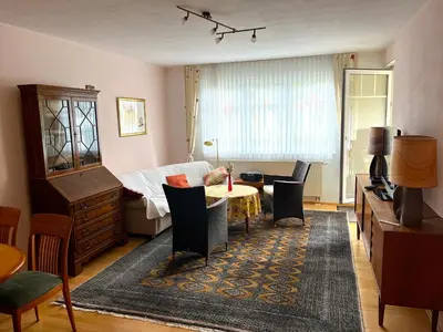 Ein Sitzbereich in der Unterkunft JoRe-FeWo in Bad Saarow, 50m bis zur Therme