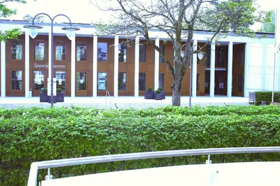 Ein Garten an der Unterkunft JoRe-FeWo in Bad Saarow, 50m bis zur Therme