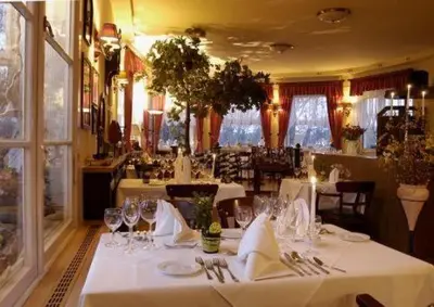 Ein Restaurant oder anderes Speiselokal in der Unterkunft Leutloff's am See