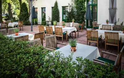 Ein Restaurant oder anderes Speiselokal in der Unterkunft Landgasthof zum Mühlenteich