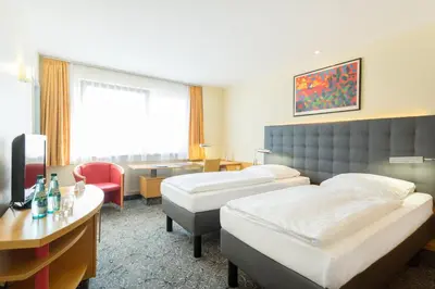 Ein Bett oder Betten in einem Zimmer der Unterkunft ABACUS Tierpark Hotel