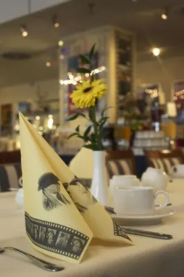 Ein Restaurant oder anderes Speiselokal in der Unterkunft Hollywood Media Hotel am Kurfürstendamm