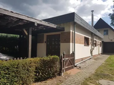 Das Gebäude in dem sich das Ferienhaus befindet