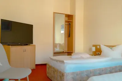 Ein Bett oder Betten in einem Zimmer der Unterkunft Hotel-Pension Lender