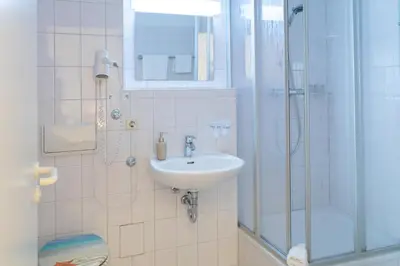 Ein Badezimmer in der Unterkunft Hotel-Pension Lender