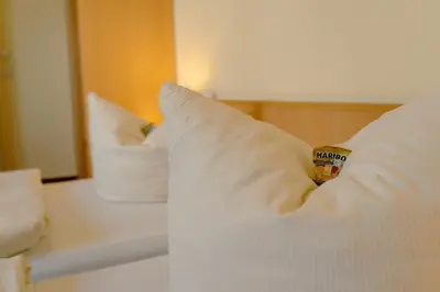 Ein Bett oder Betten in einem Zimmer der Unterkunft Hotel-Pension Lender