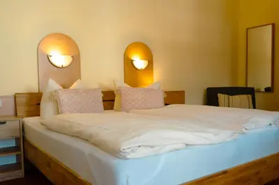 Ein Bett oder Betten in einem Zimmer der Unterkunft Hotel-Pension Lender