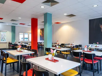 Ein Restaurant oder anderes Speiselokal in der Unterkunft Good Morning Berlin City West