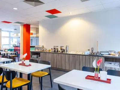 Ein Restaurant oder anderes Speiselokal in der Unterkunft Good Morning Berlin City West