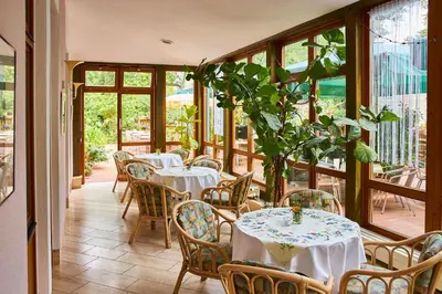 Ein Garten an der Unterkunft Hotel Weiss