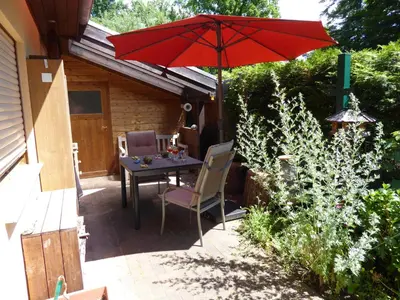 Ein Garten an der Unterkunft Ruhiges Ferienhaus Wandlitz