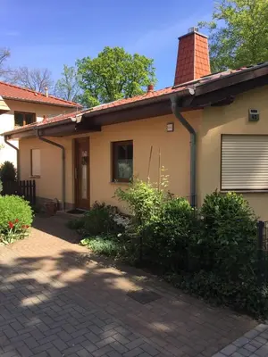 Das Gebäude in dem sich das Ferienhaus befindet