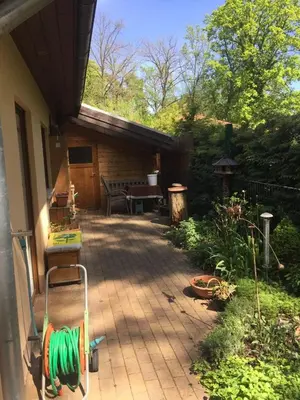 Ein Garten an der Unterkunft Ruhiges Ferienhaus Wandlitz