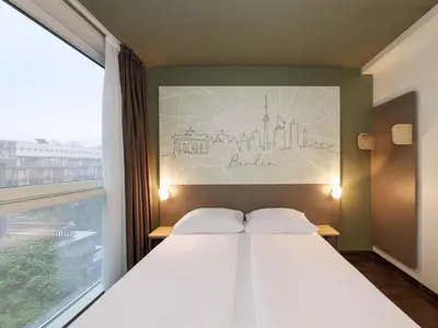 Ein Bett oder Betten in einem Zimmer der Unterkunft B&B HOTEL Berlin-Mitte