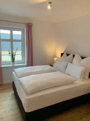 Ein Bett oder Betten in einem Zimmer der Unterkunft Landgasthof Alter Krug Potsdam OT Marquardt