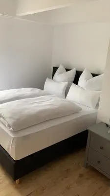 Ein Bett oder Betten in einem Zimmer der Unterkunft Landgasthof Alter Krug Potsdam OT Marquardt